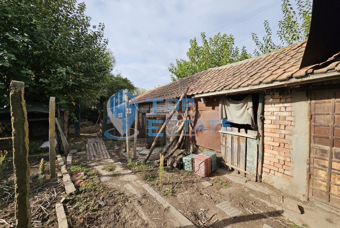 Тухлена къща с множество стопански постройки и голям двор в с. Морава, община Свищов - 0