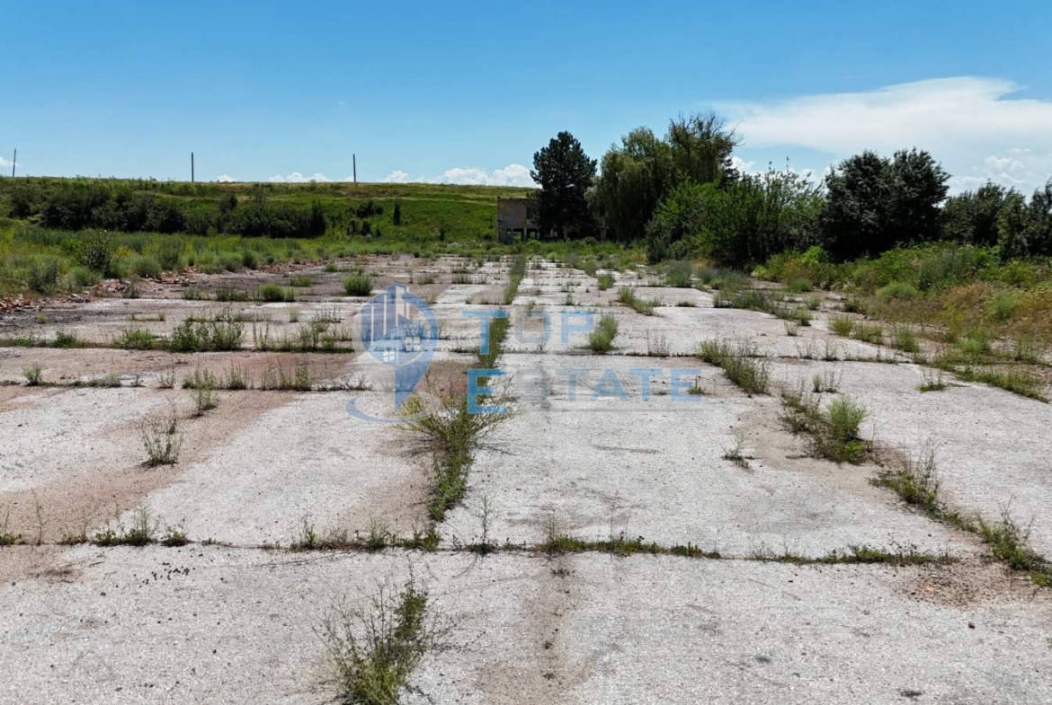 Промишлен имот с 57 дка парцел, промишлени сгради и подстанция в с. Овча могила, община Свищов - 0