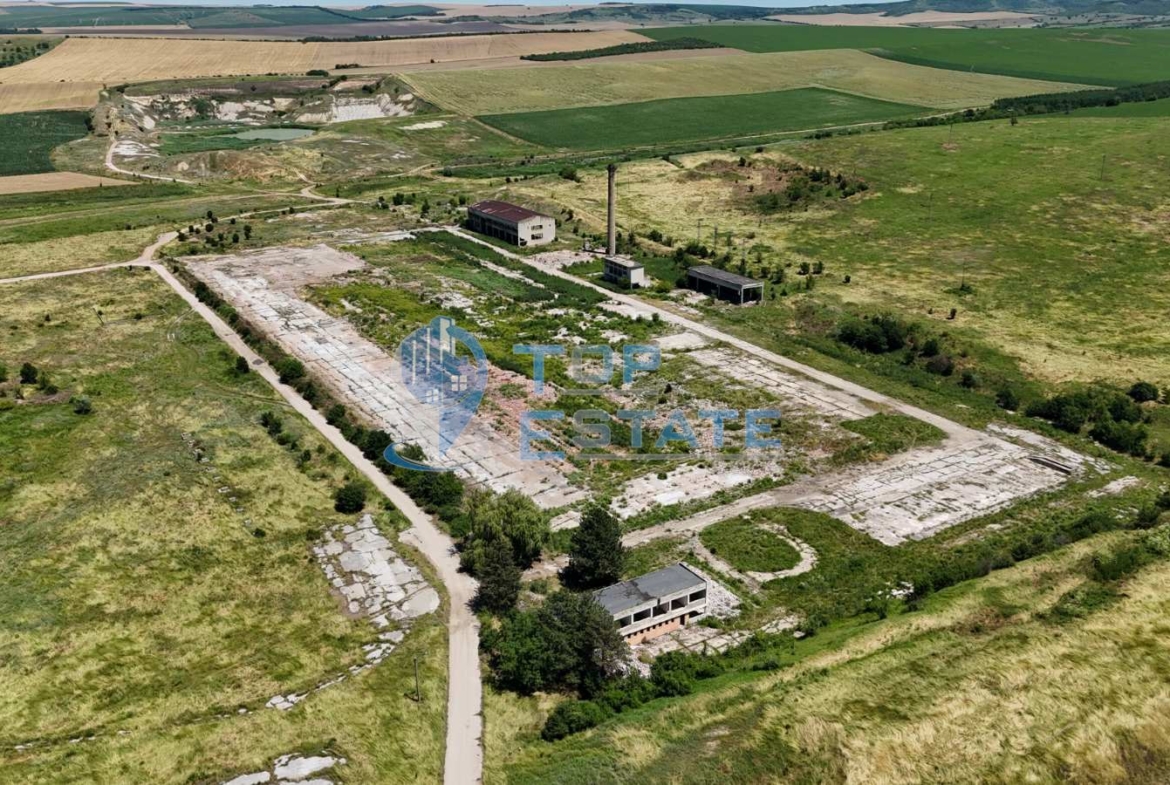 Промишлен имот с 57 дка парцел, промишлени сгради и подстанция в с. Овча могила, община Свищов - 0