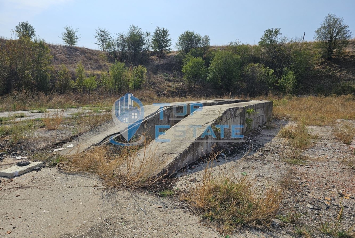 Промишлен имот с 57 дка парцел, промишлени сгради и подстанция в с. Овча могила, община Свищов - 0