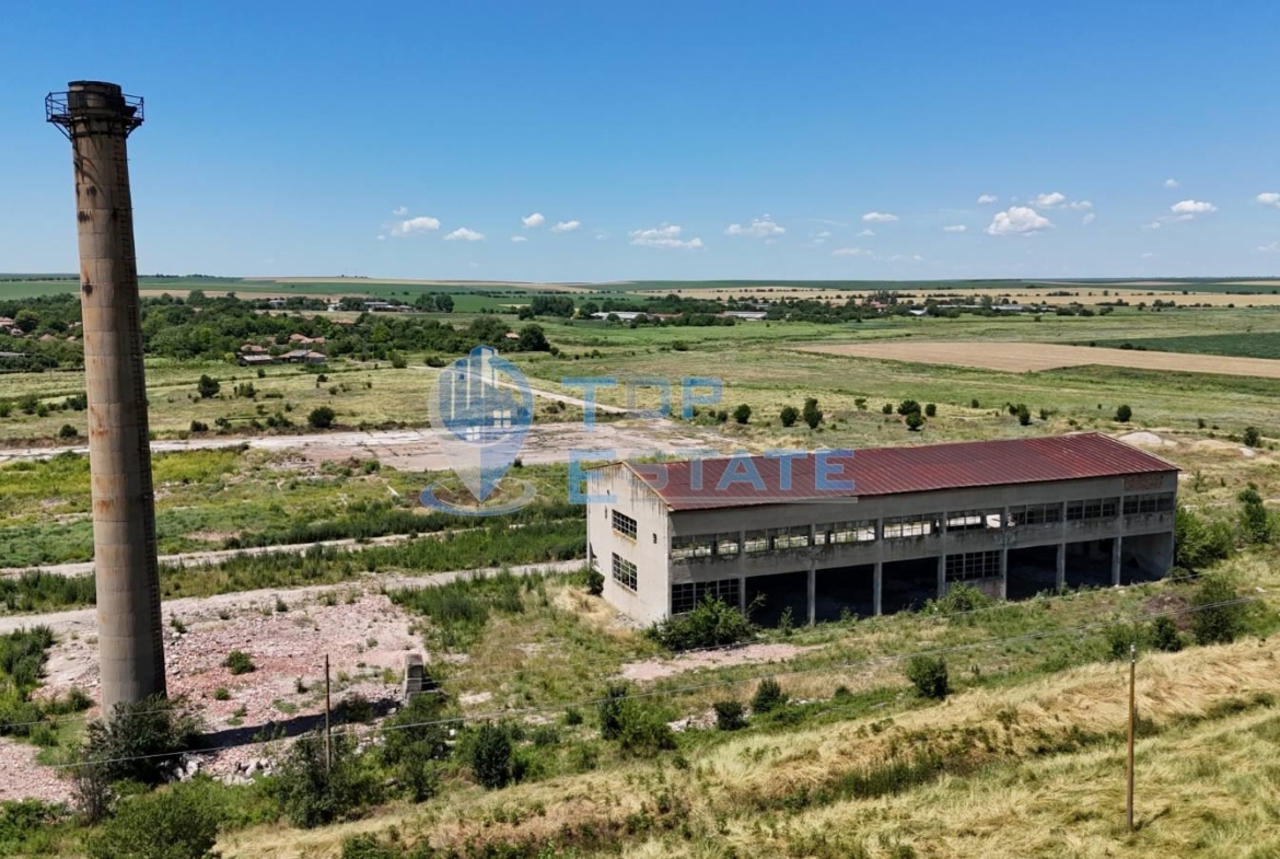 Промишлен имот с 57 дка парцел, промишлени сгради и подстанция в с. Овча могила, община Свищов - 0