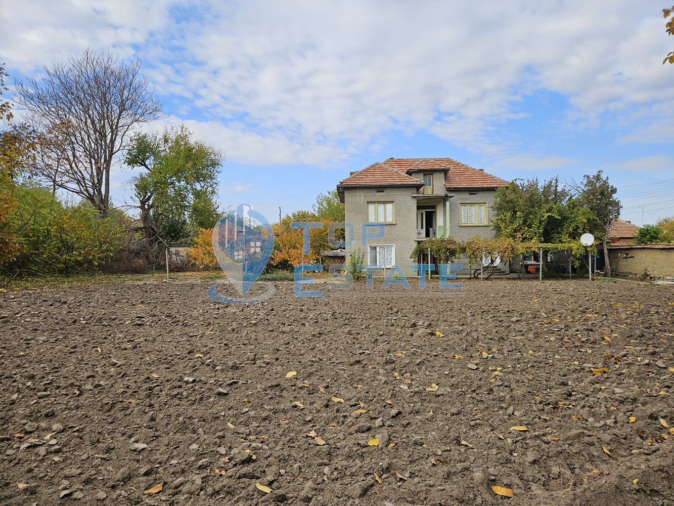 Масивна двуетажна къща с голям двор и гараж в село Карайсен - 0