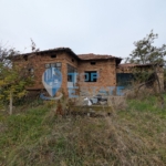 Едноетажна тухлена къща с голям двор в село Страхилово - 0