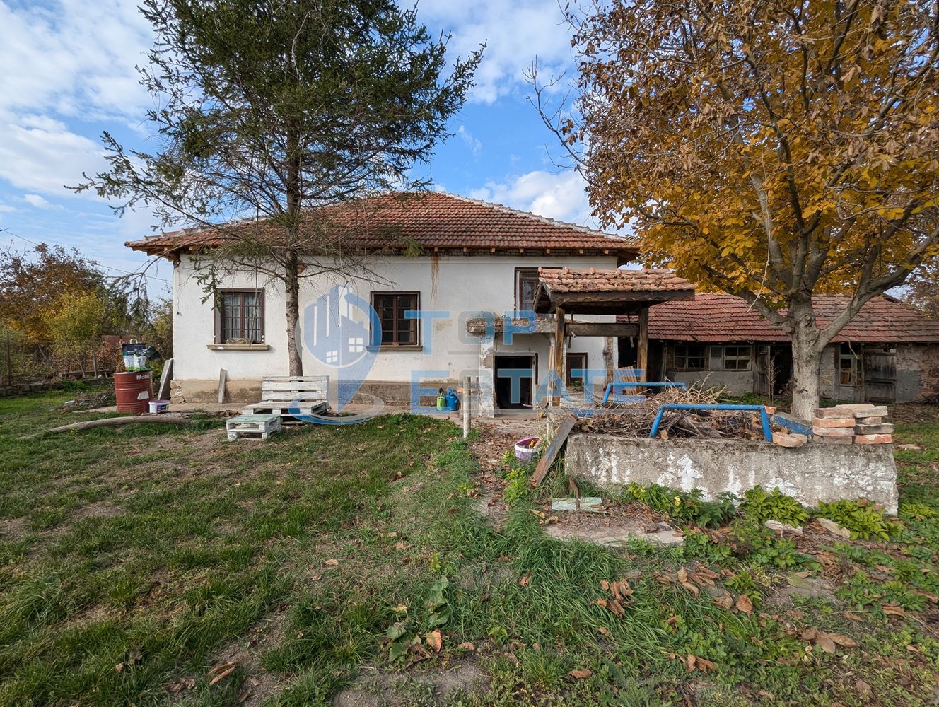 Реновирана къща с голям двор и кладенец в село Царски извор, област Великот Търново - 0