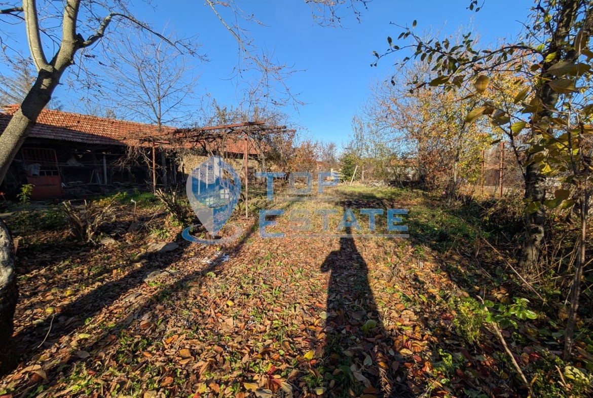 Едноетажна къща с вътрешна баня и тоалетна в село Буря - 0