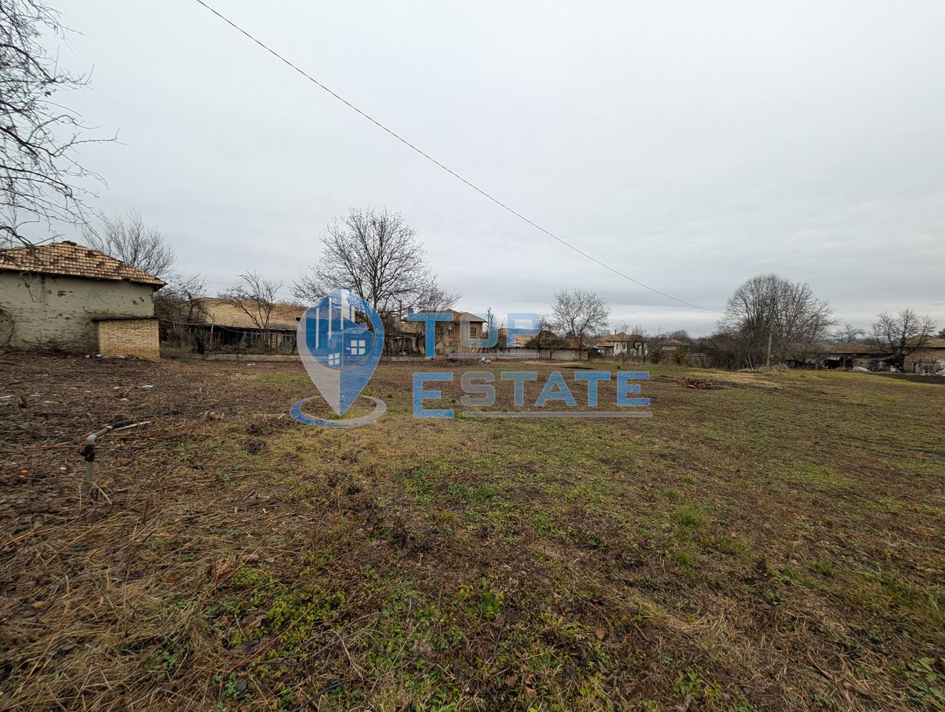 Двуетажна тухлена къща с голям двор и кладенец в село Кардам - 0