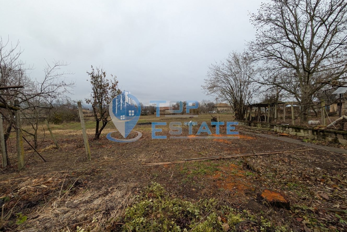 Двуетажна тухлена къща с голям двор и кладенец в село Кардам - 0