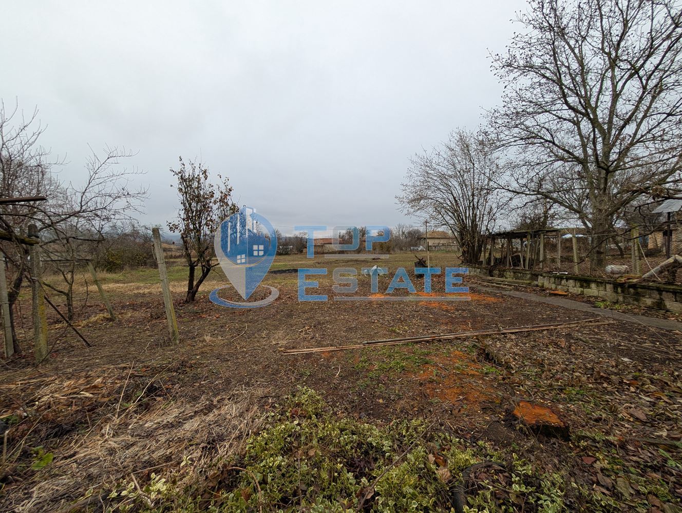 Двуетажна тухлена къща с голям двор и кладенец в село Кардам - 0