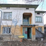 Двуетажна тухлена къща с вътрешна баня с тоалетна в с. Дъскот - 0