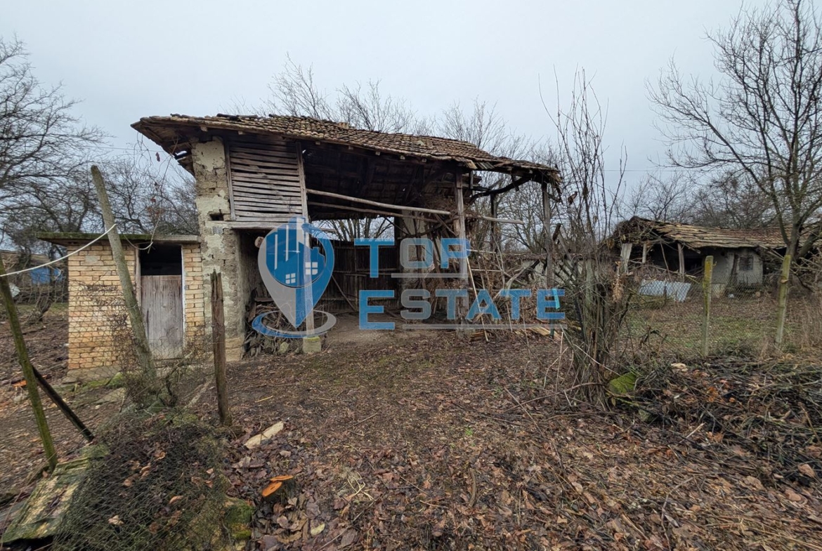 Двуетажна тухлена къща с голям двор и кладенец в село Кардам - 0