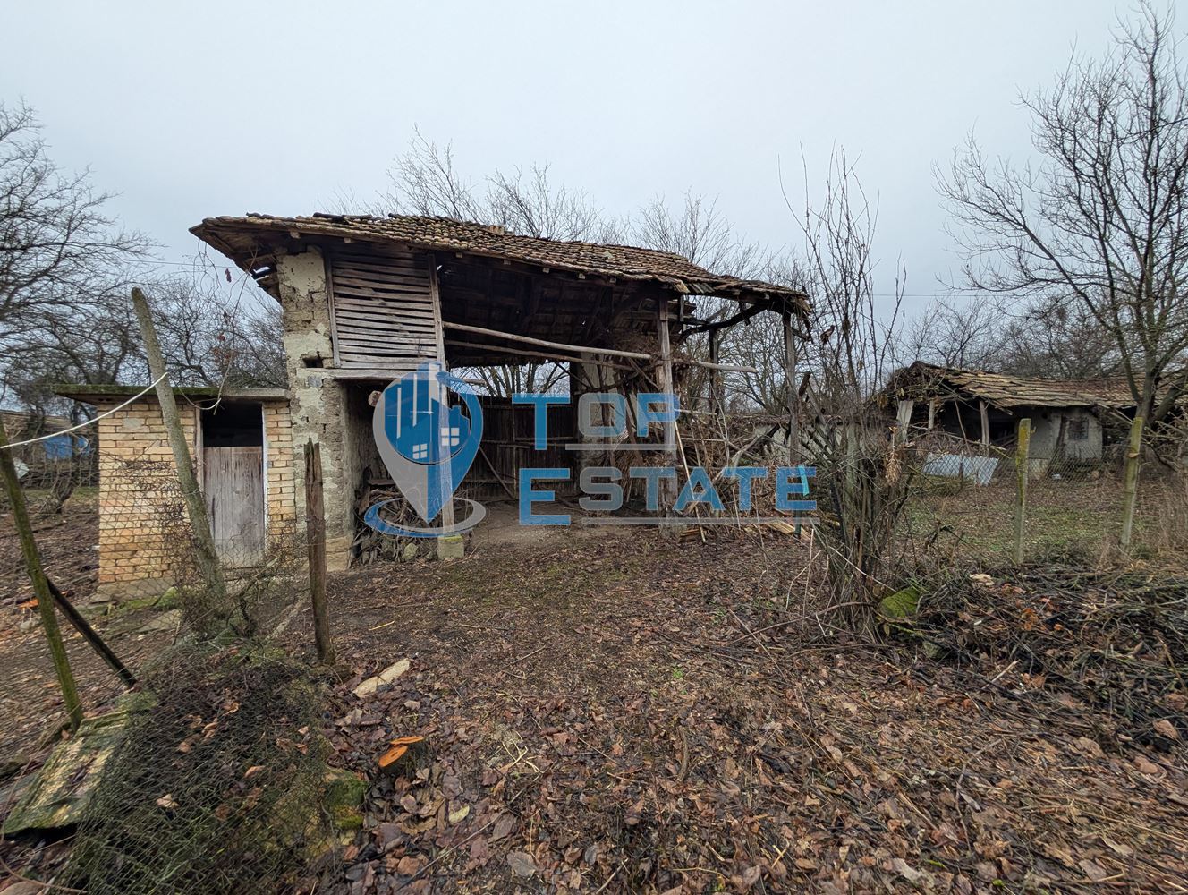 Двуетажна тухлена къща с голям двор и кладенец в село Кардам - 0