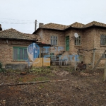 Двуетажна тухлена къща с голям двор и кладенец в село Кардам - 0