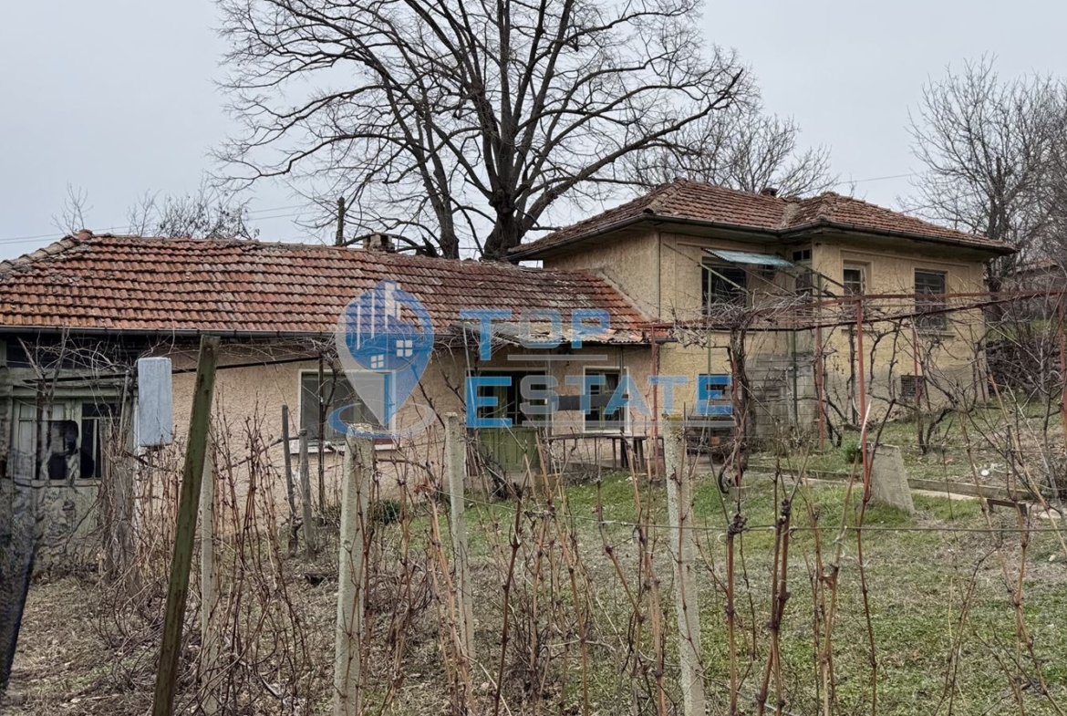 Тухлена къща с допълнителни постройки в село Хотница, област Велико Търново. - 0