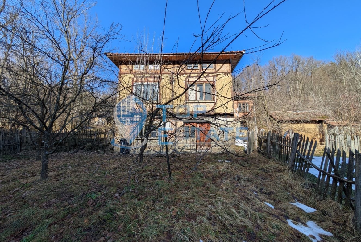 Две къщи в общ двор в близост до централната част на град Плачковци - 0