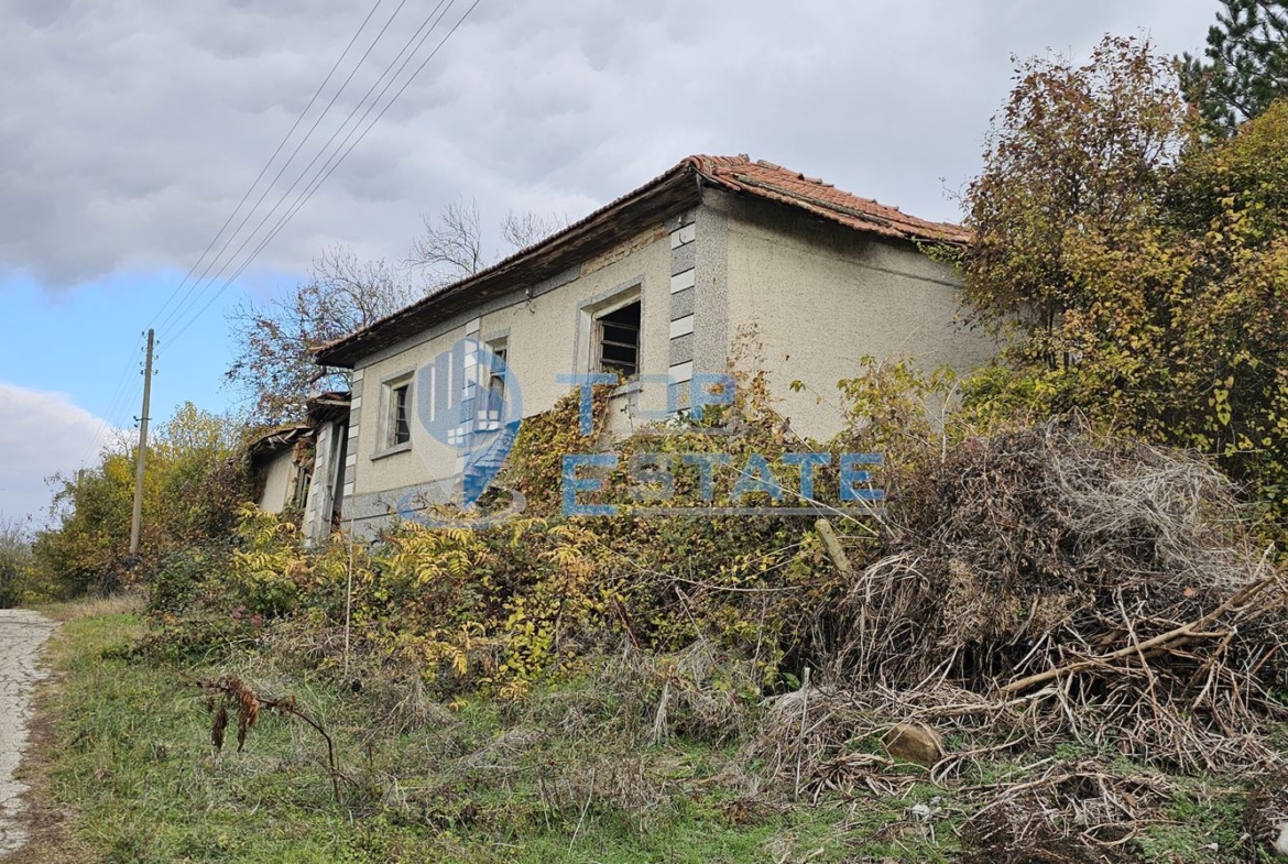 Голям парцел със стара къща в село Ново градище, община Стражица - 0