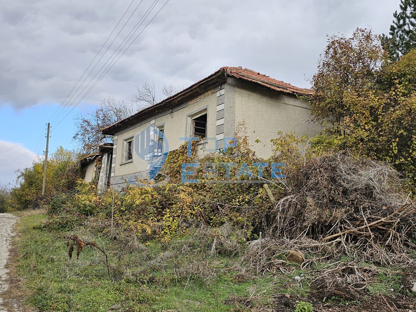 Голям парцел със стара къща в село Ново градище, община Стражица - 0