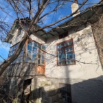 Двуетажна тухлена къща в близост до центъра на село Беляковец, област Велико Търново - 0