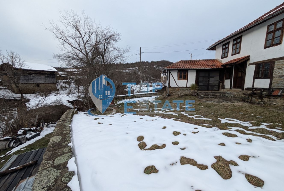 Двуетажна автентична къща в село Кисьовци, област Велико Търново - 0