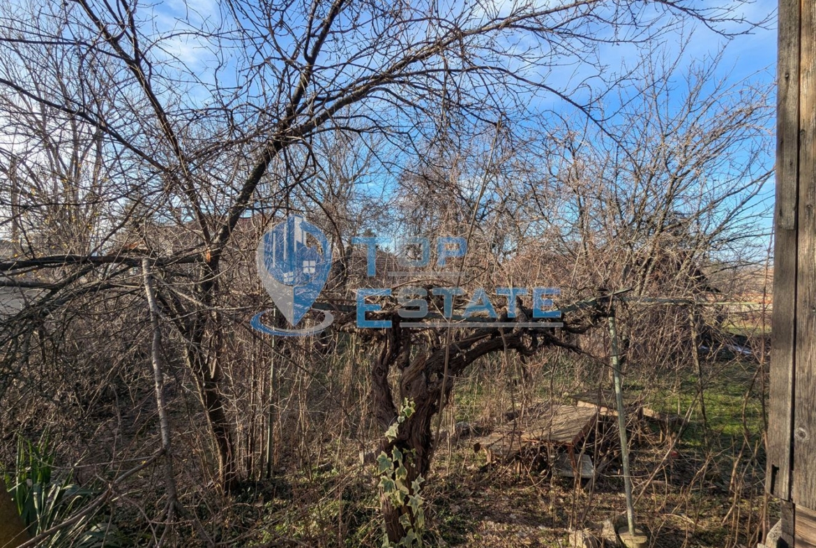 Двуетажна тухлена къща в близост до центъра на село Беляковец, област Велико Търново - 0