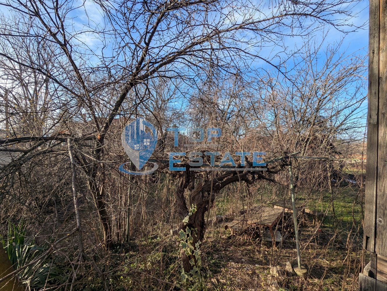 Двуетажна тухлена къща в близост до центъра на село Беляковец, област Велико Търново - 0