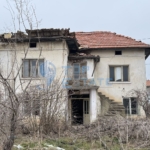 Двуетажна къща с голям двор в с. Страхилово, област Велико Търново - 0