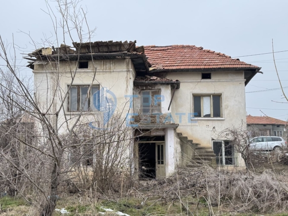 Двуетажна къща с голям двор в с. Страхилово, област Велико Търново - 0