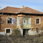 Двуетажна тухлена къща с голям двор в село Козловец, община Свищов - 0