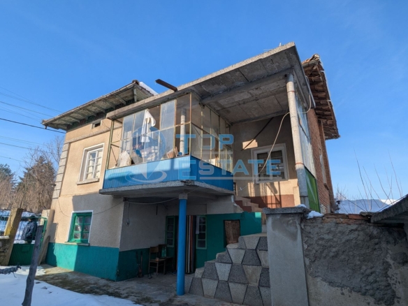 Двуетажна тухлена къща с голям двор в село Копривец, област Русе - 0