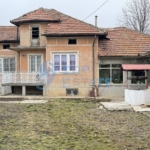 Тухлена къща с гараж и кладенец в с. Климентово, област Велико Търново. - 0