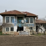 Двуетажна тухлена къща с кладенец в село Ресен, област Велико Търново - 0