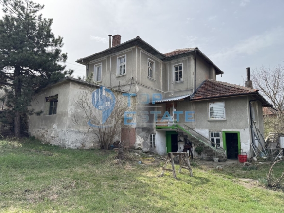 Двуетажна тухлена къща с гараж и кладенец в село Добромирка, област Габрово - 0
