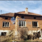 Тухлена къща с двор в село Горско Калугерово - 0