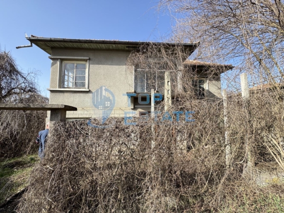 Двуетажна тухлена къща с допълнителни постройки в село Сушица, област Велико Търново - 0