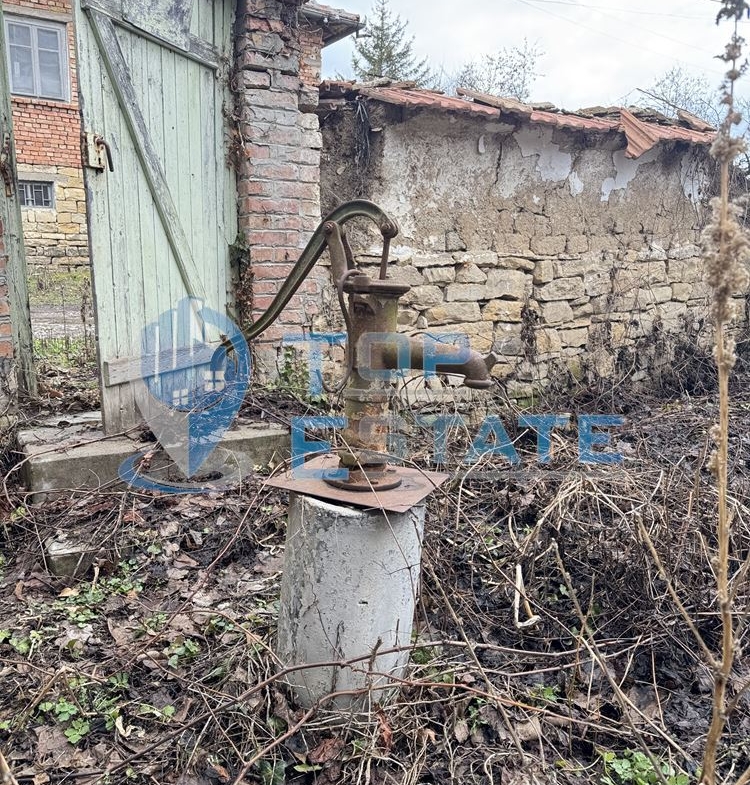 Двуетажна къща с кладенец и стопанска постройка в с. Николаево, област Велико Търново - 0