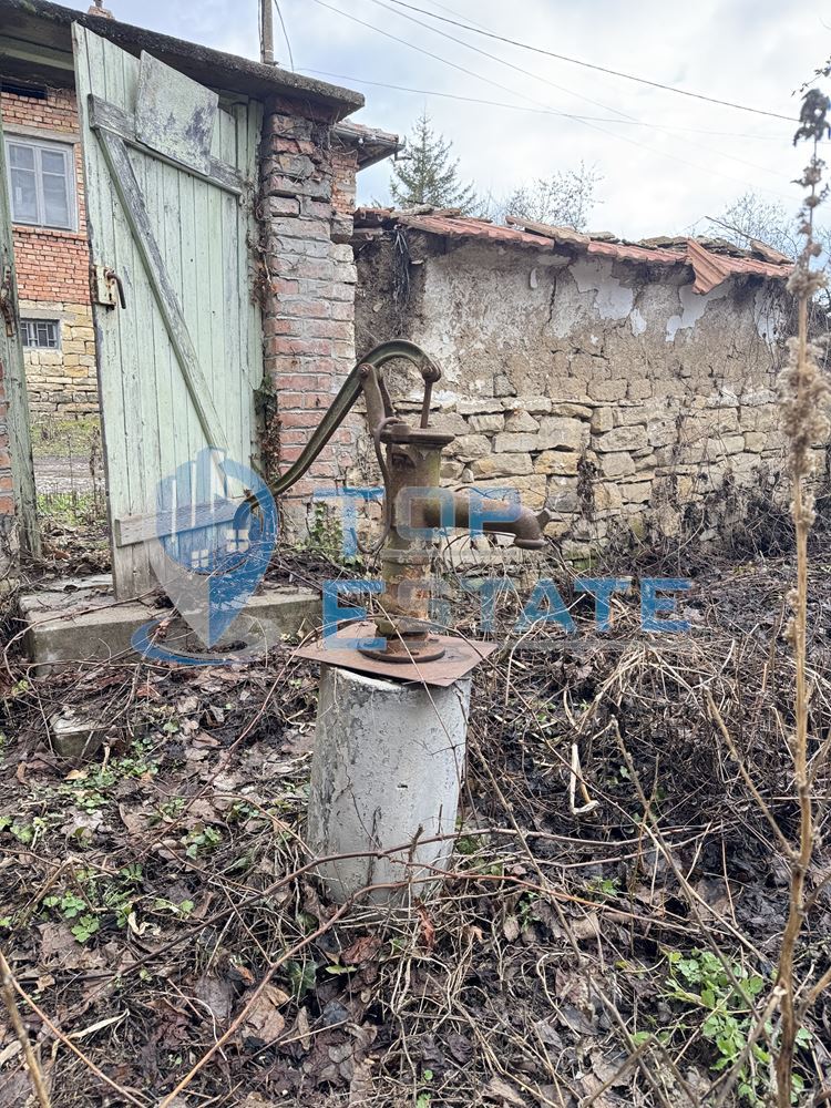 Двуетажна къща с кладенец и стопанска постройка в с. Николаево, област Велико Търново - 0