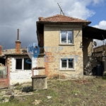 Двуетажна тухлена къща с кладенец в село Ново Градище, област Велико Търново - 0