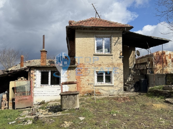 Двуетажна тухлена къща с кладенец в село Ново Градище, област Велико Търново - 0
