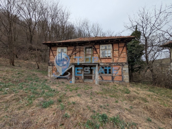 Двуетажна тухлена къща в Тревненския балкан - 0