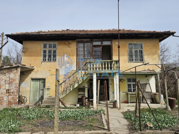 Двуетажна къща с голям двор в село Върбица, област Велико Търново - 0