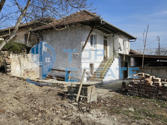 Реновирана къща с голям двор и гараж в село Самоводене - 0