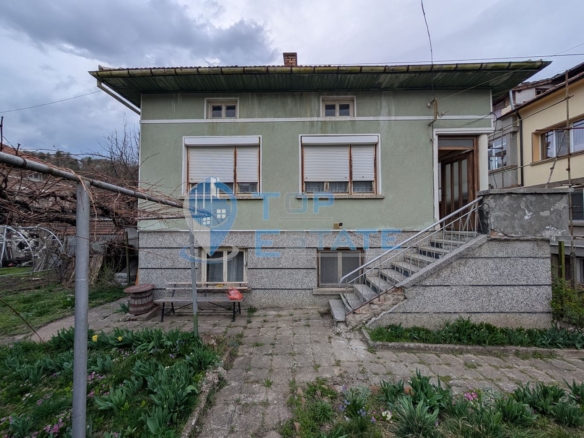 Двуетажна къща с вътрешна баня и тоалетна в град Плачковци - 0