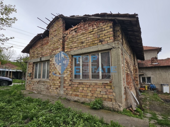 Едноетажна тухлена къща с двор в град Горна Оряховица - 0