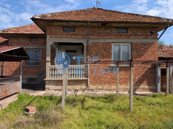 Едноетажна тухлена къща с гараж в село Павел - 0