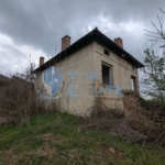 Голям двор със стара къща в покрайнините на село Михалци, област Велико Търново - 0