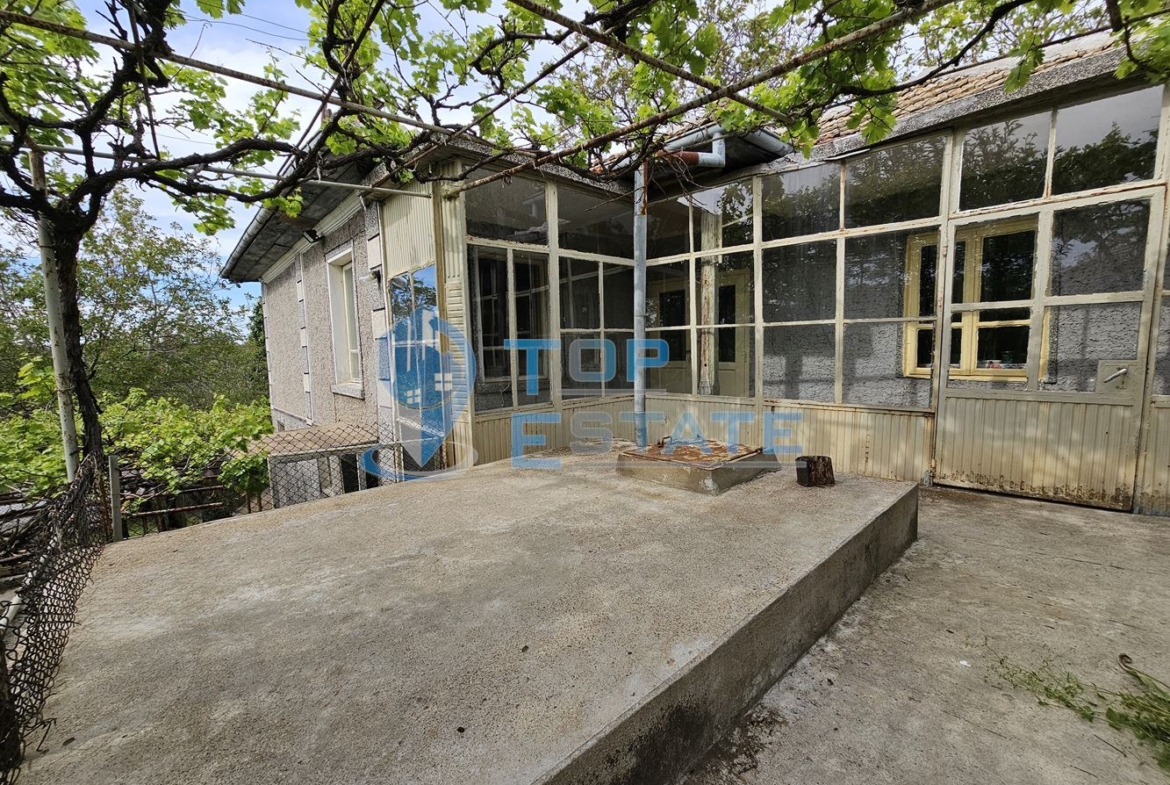 Поддържана къща с голям двор и гараж в село Ново Градище - 0