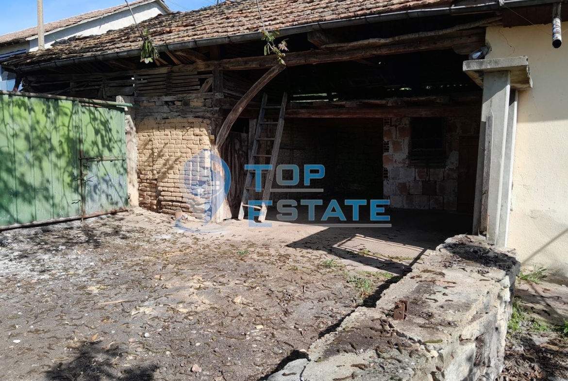 Двуетажна тухлена къща с кладенец и голям двор в село Крамолин, област Габрово - 0