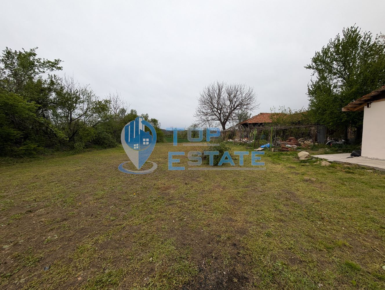 Едноетажна реновирана къща с огромен двор 11 дка в село Сливовица - 0