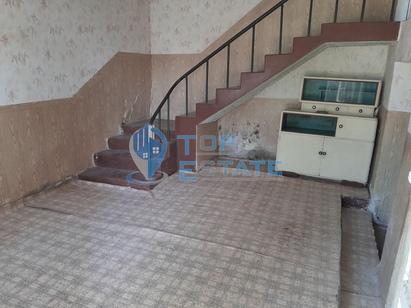 Двуетажна тухлена къща с кладенец и голям двор в село Крамолин, област Габрово - 0