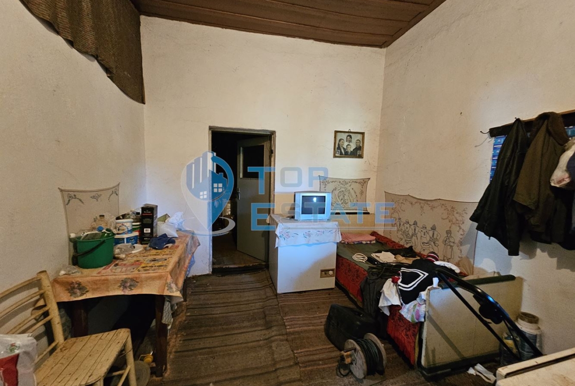 Двуетажна къща със поддържан двор и стопански постройки в село Козаревец - 0