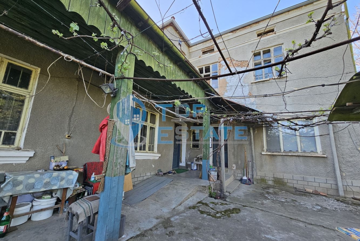 Двуетажна къща със поддържан двор и стопански постройки в село Козаревец - 0